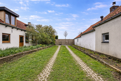 Rustieke oprit met houten poort.png